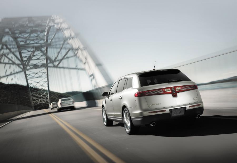  Lincoln MKT 2016 года  (фото 2 из 9)